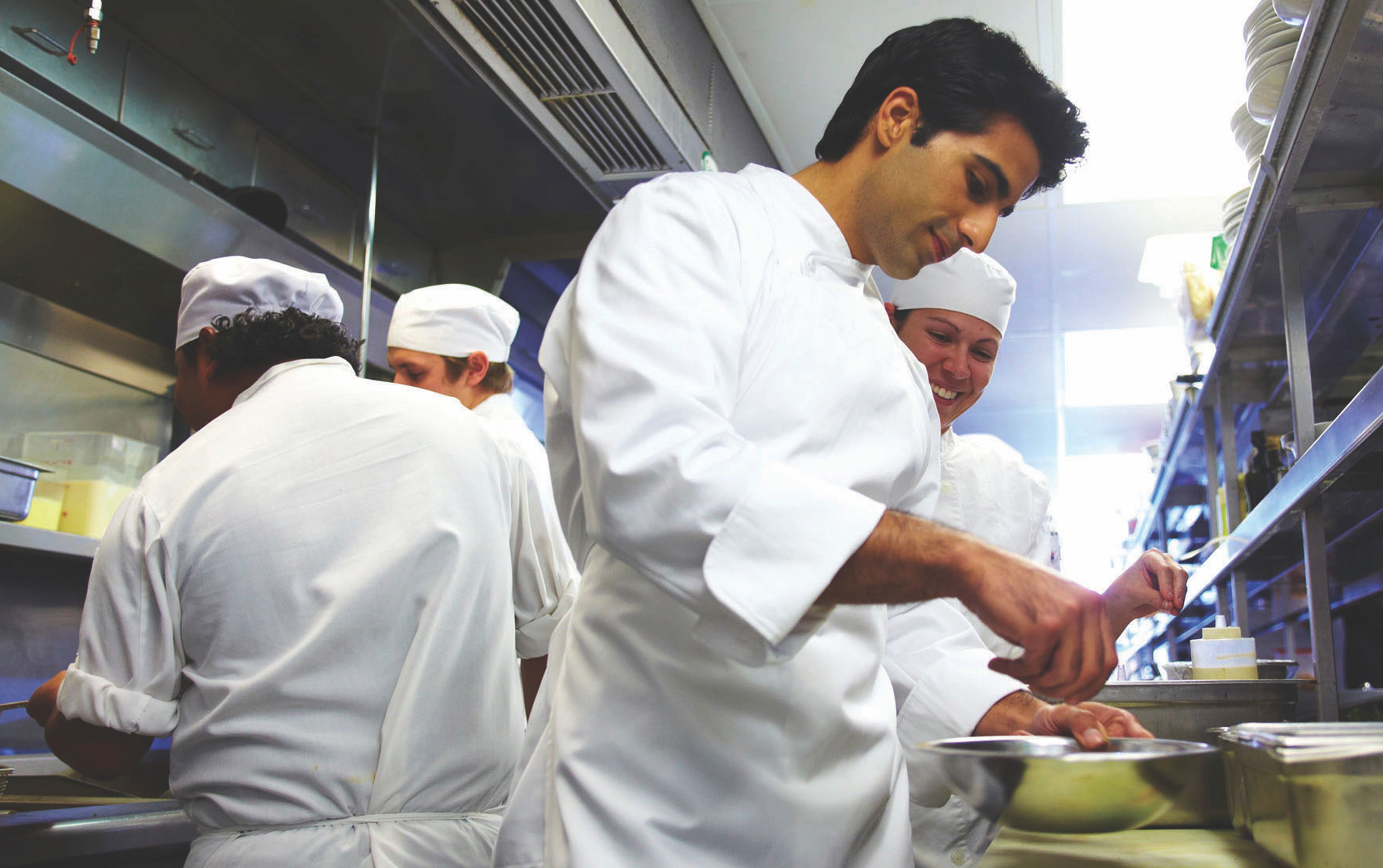 Lightweight vs. Traditional Cotton Chef Jackets: A Cost-Benefit Analysis for Australian Restaurants